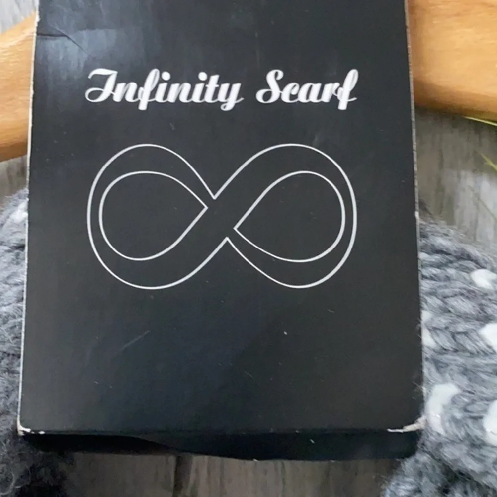 NWT Infinity Scarf. Made in ltaly white,‎ silver & gray (S639)
